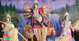 ঐতিহ্যবাহী ত্রিপুরা পোশাকে দেবী দুর্গার সাজ